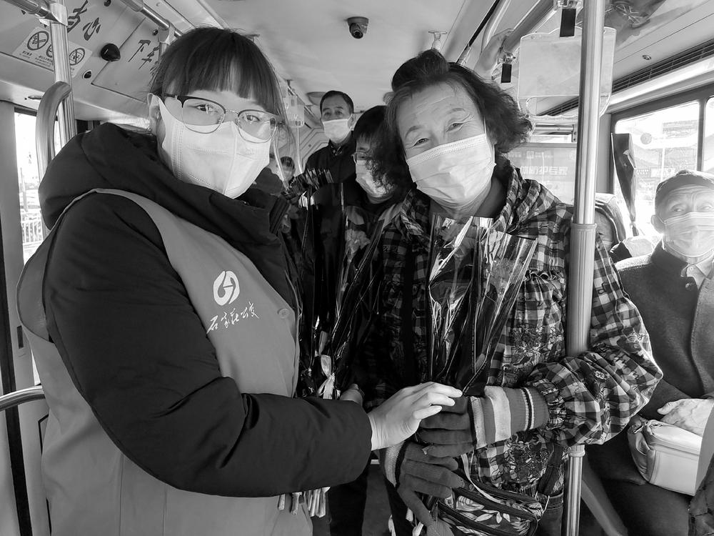 一束鮮花送“雷鋒” 志愿服務(wù)見(jiàn)真情  石家莊市公交集團(tuán)開(kāi)展“鮮花上站臺(tái)、進(jìn)車廂”