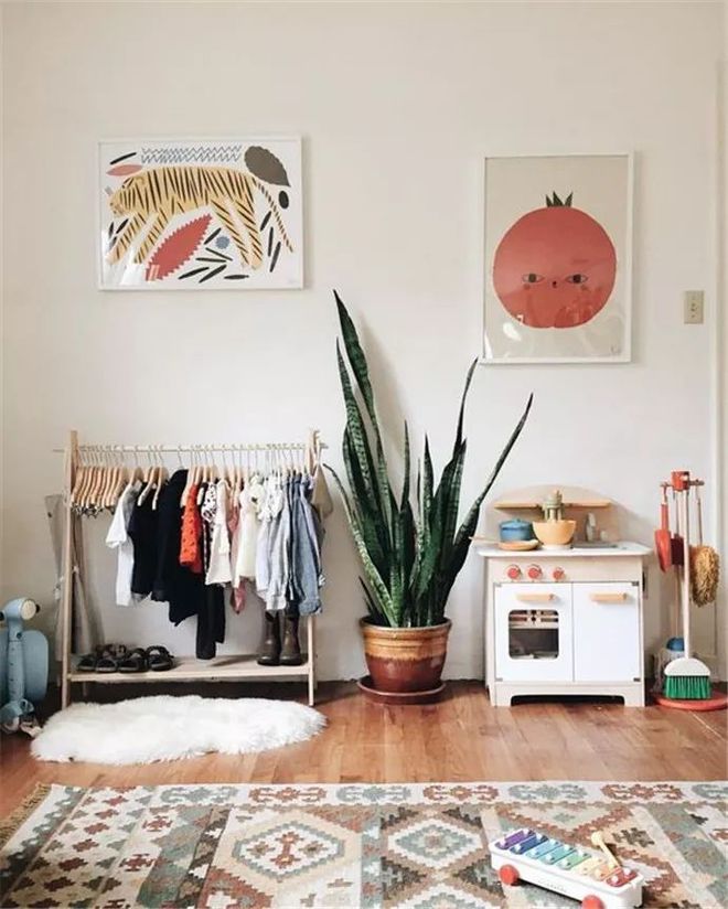 床頭柜適合放綠蘿嗎_床頭柜放什么綠植好_床頭柜適合擺植物嗎