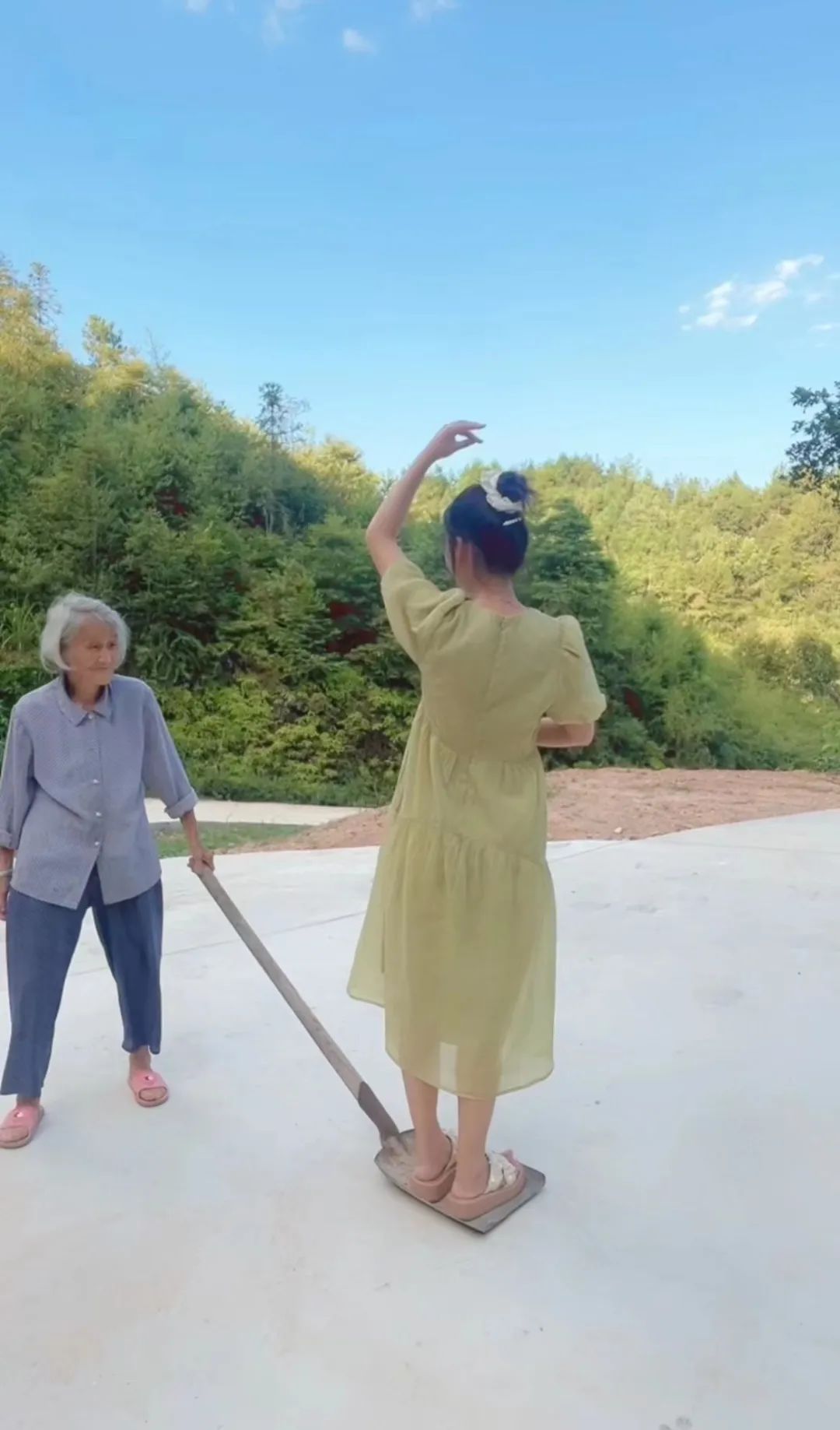 <strong>為奶奶出行方便，湖南女孩花半年工資在家門口修了條水泥路</strong>