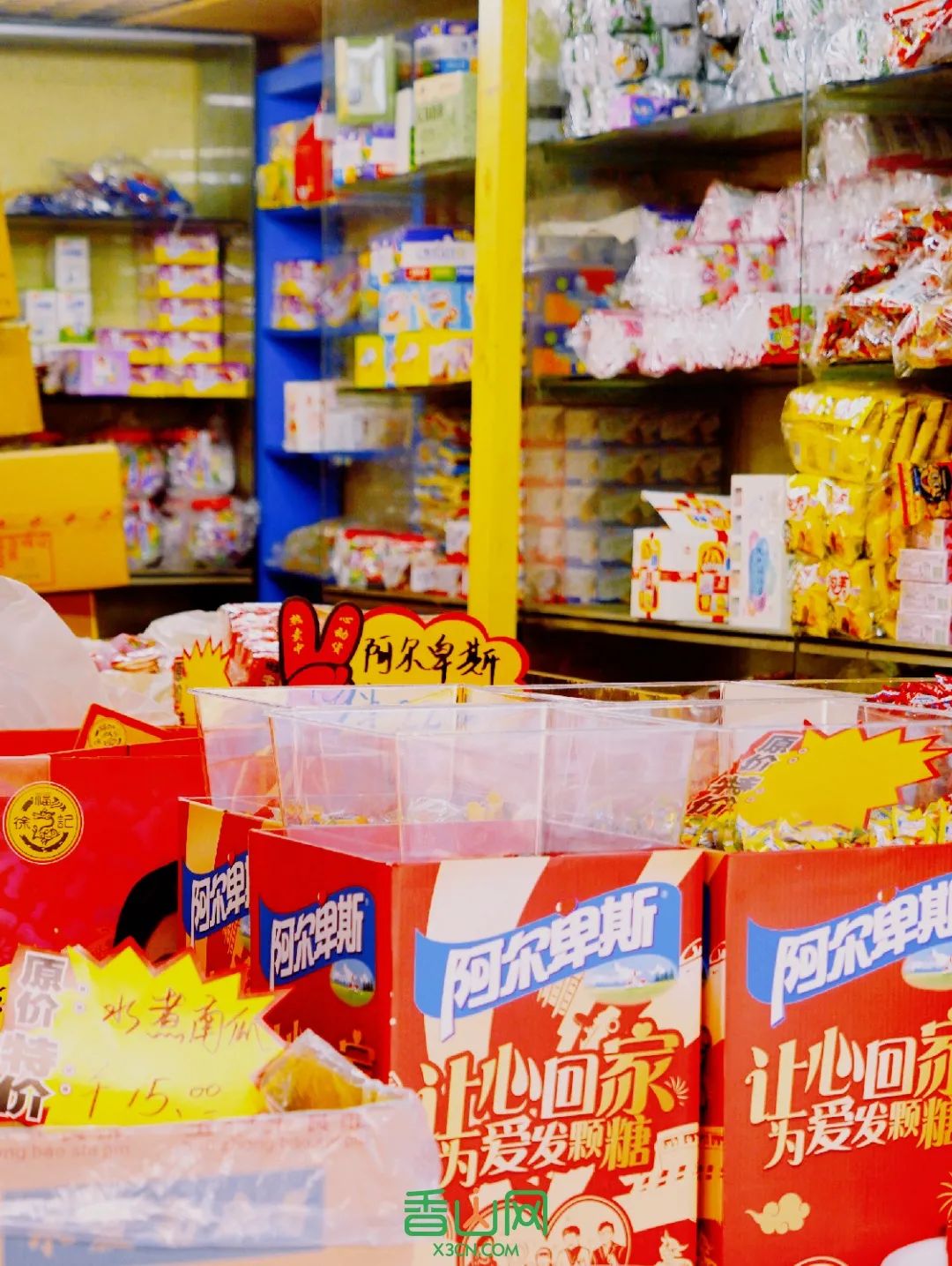 珠海花卉市場批發(fā)市場_珠海市花卉批發(fā)市場_珠?；ɑ苁袌瞿睦锉阋?/></p>
<p>除了批發(fā)零食，估計(jì)也只有老珠海人才知道，在這條街上，還有一間小小的傳統(tǒng)糕點(diǎn)店鋪。</p>
<p>幾位從陽江來的阿婆和阿姨，每年過年不回老家，留在這炸著油角，一炸就是幾十個(gè)春節(jié)。</p>
<p><img src=